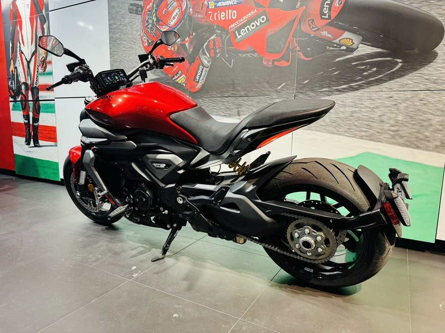 2026 Ducati XDiavel V4 Burning Red