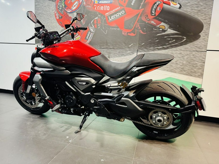 2026 Ducati XDiavel V4 Burning Red