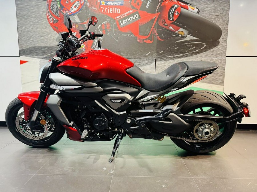 2026 Ducati XDiavel V4 Burning Red