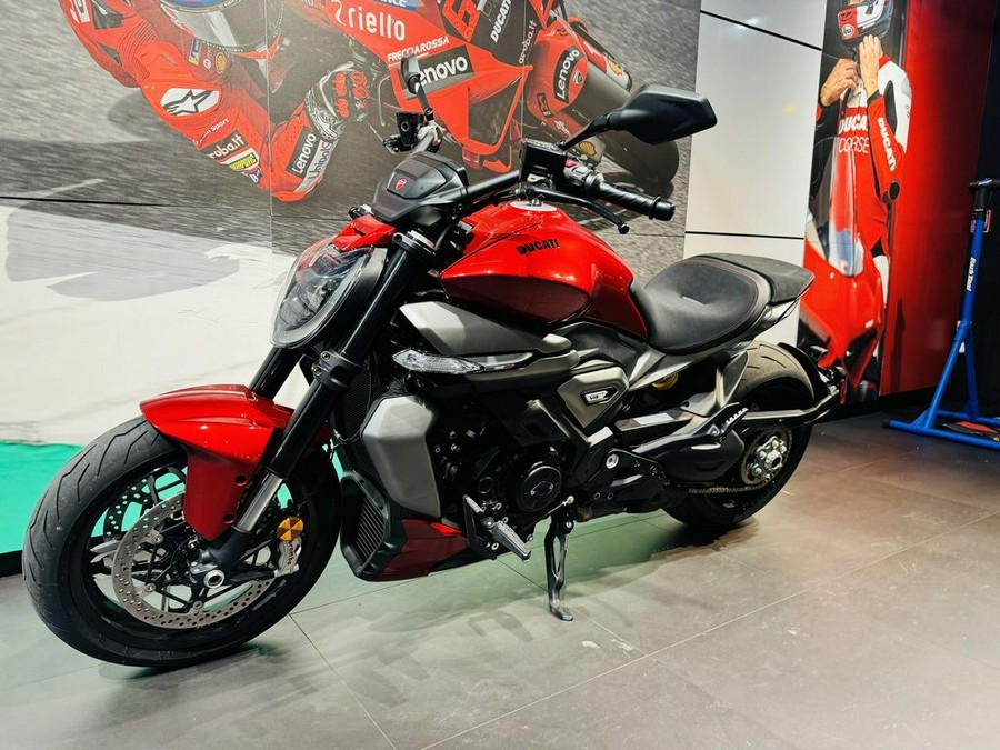 2026 Ducati XDiavel V4 Burning Red
