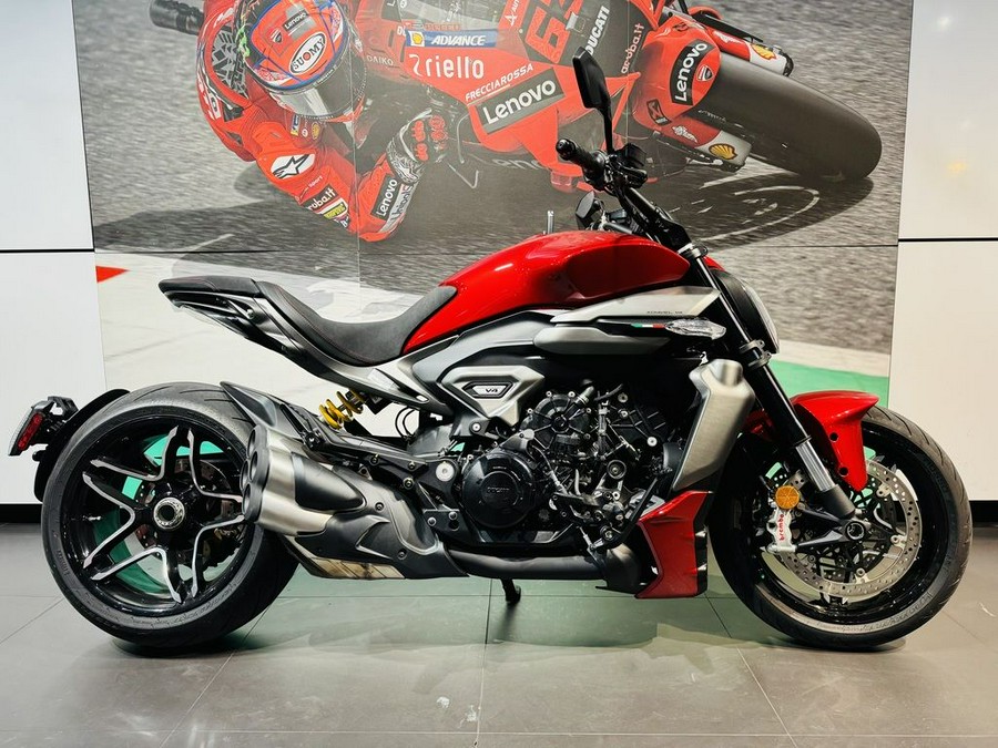 2026 Ducati XDiavel V4 Burning Red