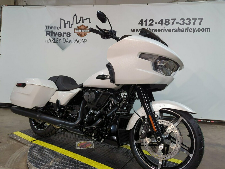 2024 Harley-Davidson® Road Glide® White Onyx Pearl – Black Finish