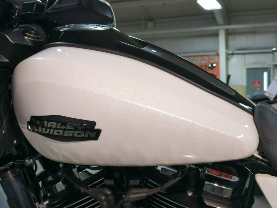 2024 Harley-Davidson® Road Glide® White Onyx Pearl – Black Finish