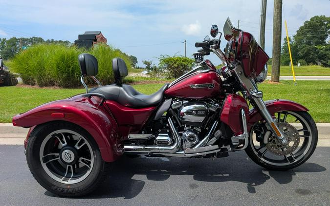 2017 Harley-Davidson® Freewheeler® Velocity Red Sunglo
