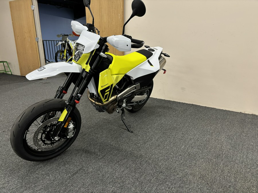 2026 Husqvarna Supermoto 701
