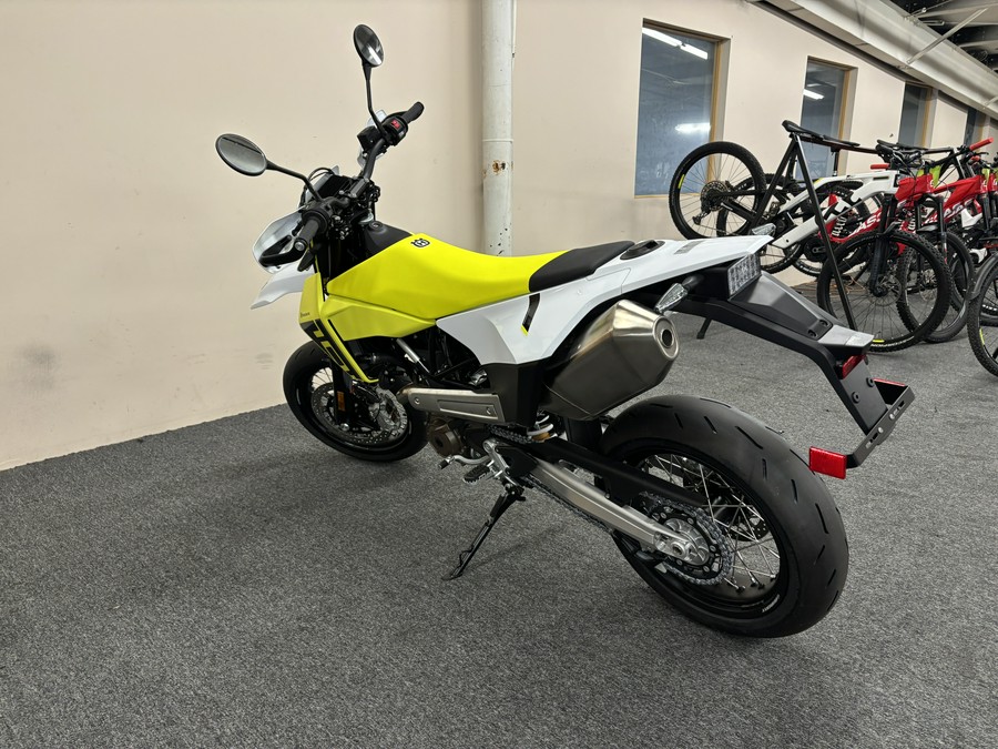 2026 Husqvarna Supermoto 701