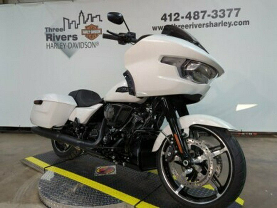 2024 Harley-Davidson® Road Glide® White Onyx Pearl – Black Finish