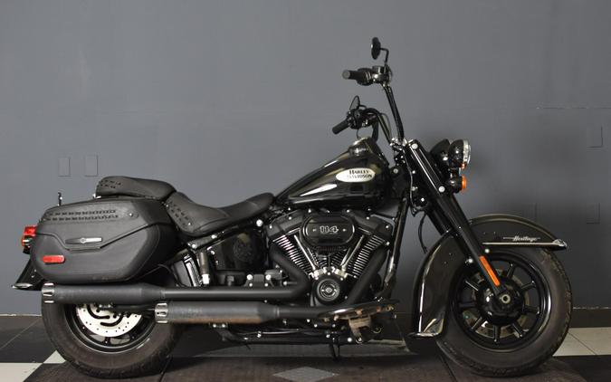 2022 Harley-Davidson Heritage Classic 114 Vivid Black (Black Finish w/Cast Wheels) FLHCS