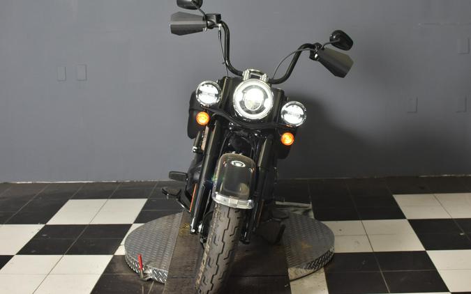 2022 Harley-Davidson Heritage Classic 114 Vivid Black (Black Finish w/Cast Wheels) FLHCS