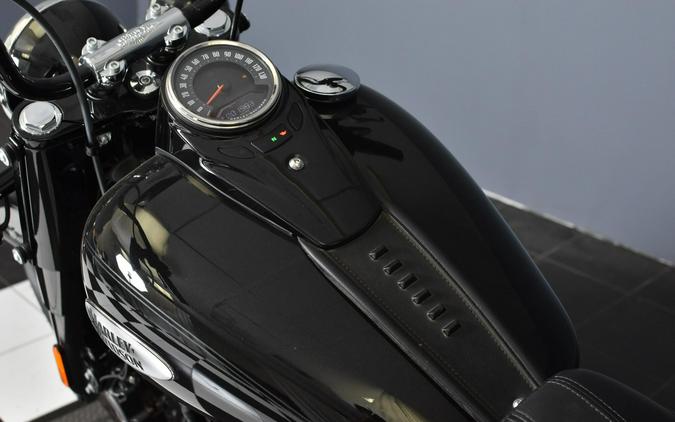 2022 Harley-Davidson Heritage Classic 114 Vivid Black (Black Finish w/Cast Wheels) FLHCS