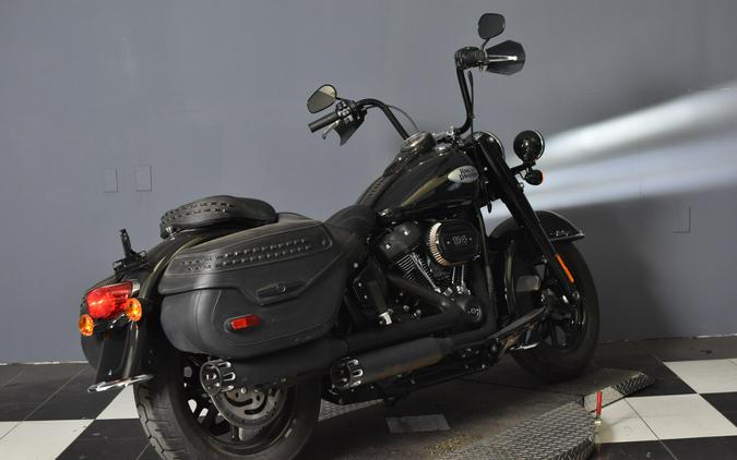 2022 Harley-Davidson Heritage Classic 114 Vivid Black (Black Finish w/Cast Wheels) FLHCS