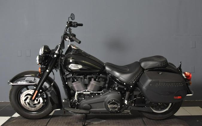 2022 Harley-Davidson Heritage Classic 114 Vivid Black (Black Finish w/Cast Wheels) FLHCS