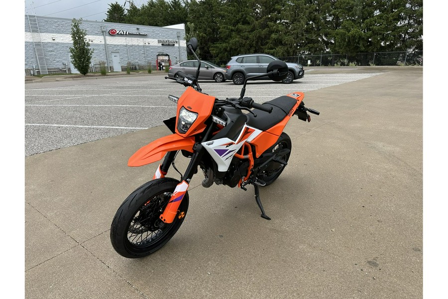 2025 KTM 390 SMC R