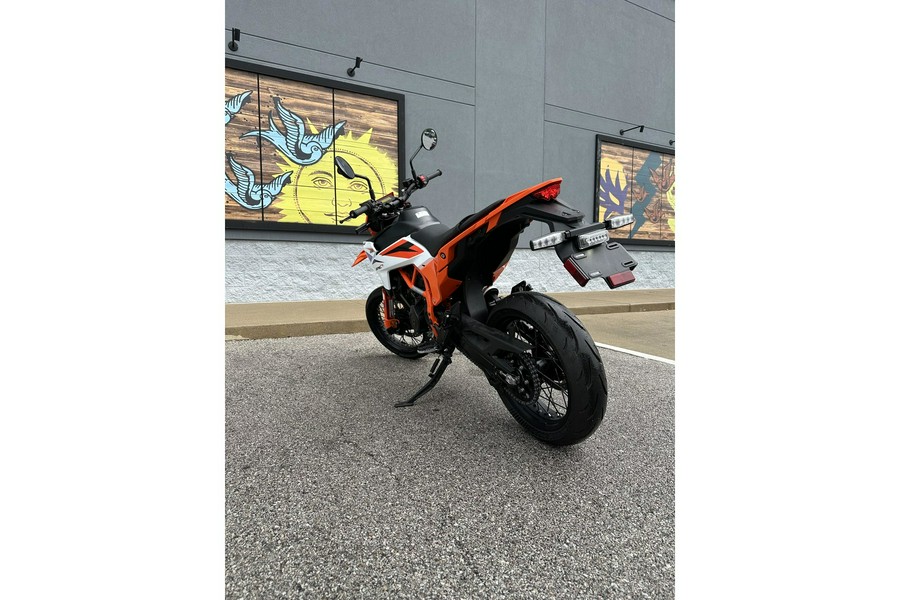 2025 KTM 390 SMC R