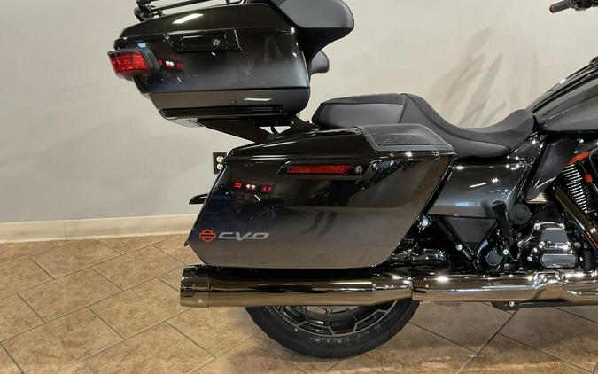 2025 Harley-Davidson® CVO™ FLTRXSE Road Glide® Raven Fade