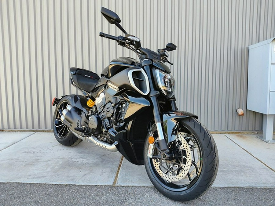 2025 Ducati Diavel V4 Thrilling Black