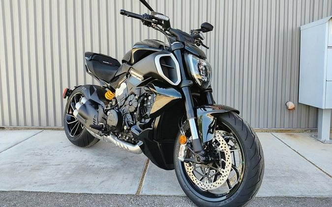 2025 Ducati Diavel V4 Thrilling Black