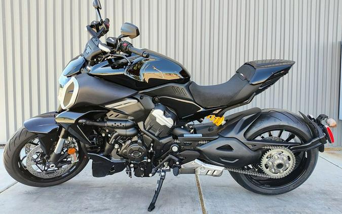 2025 Ducati Diavel V4 Thrilling Black
