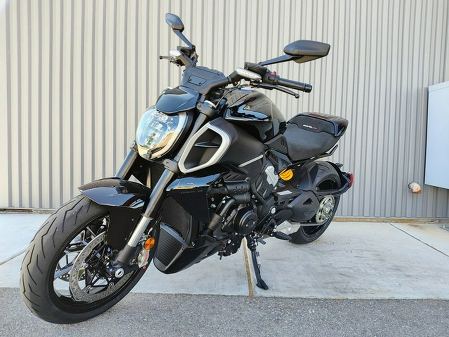 2025 Ducati Diavel V4 Thrilling Black