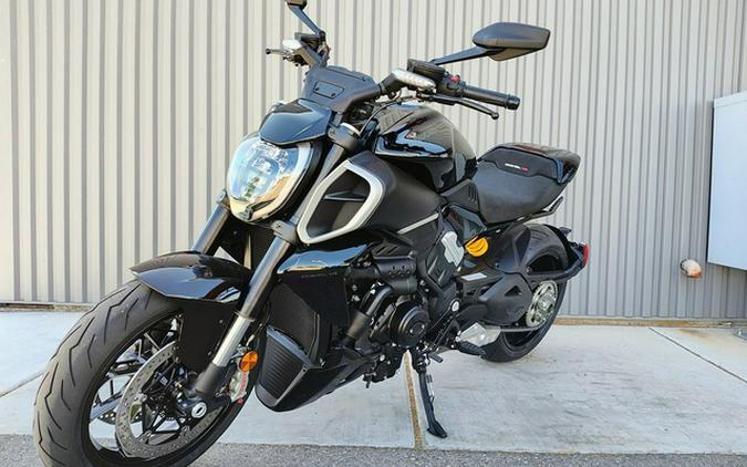 2025 Ducati Diavel V4 Thrilling Black