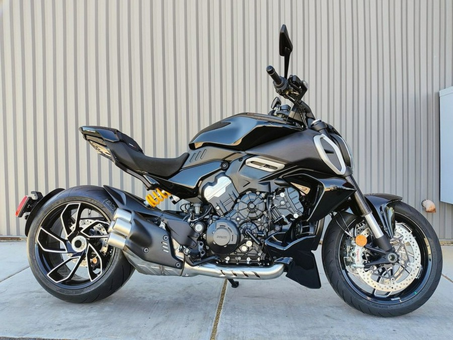 2025 Ducati Diavel V4 Thrilling Black