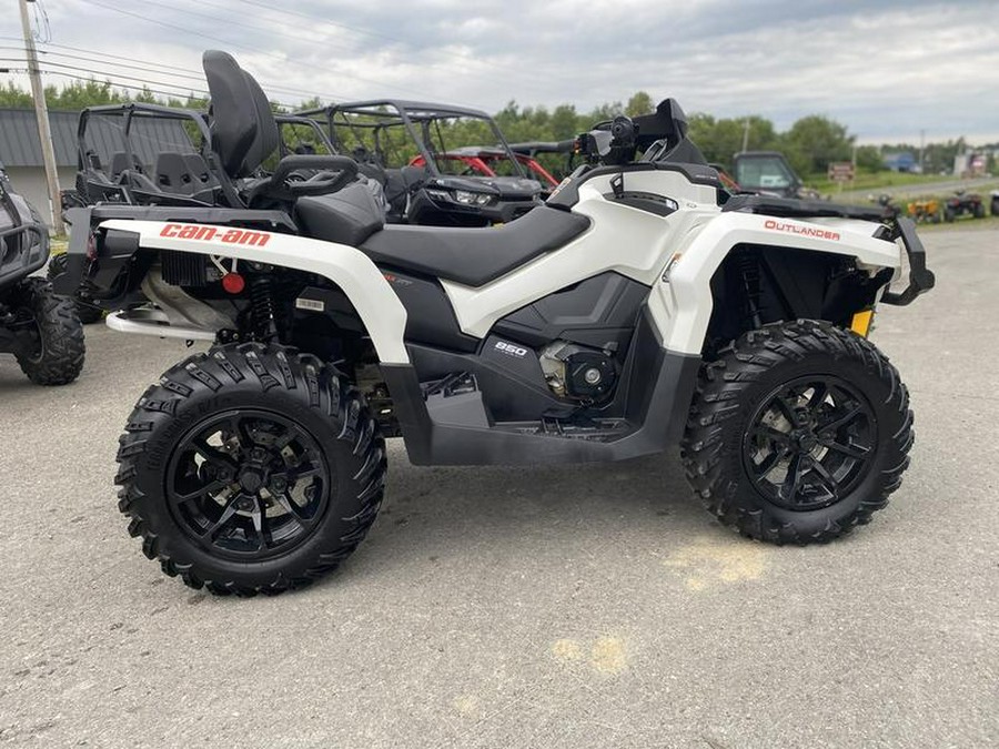 2017 Can-Am® Outlander™ MAX XT™ 850 Pearl White and Black