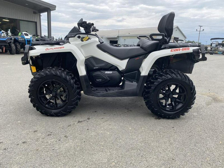 2017 Can-Am® Outlander™ MAX XT™ 850 Pearl White and Black