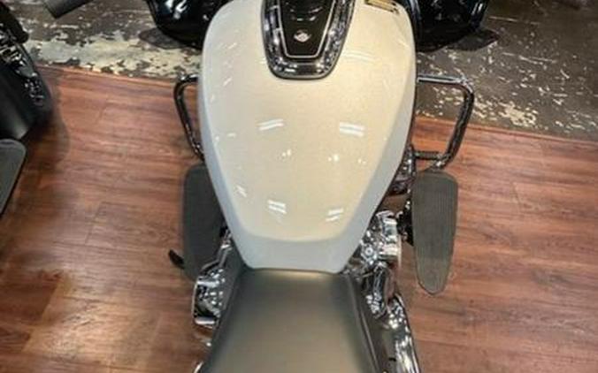 2024 Indian Motorcycle® Challenger® Limited with PowerBand Audio Package Ghost White Metallic