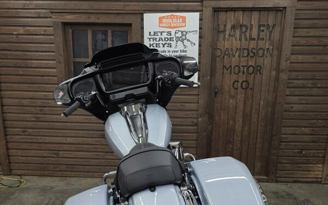 2025 Harley-Davidson® Street Glide™ ATLAS SLV MTLIC/CHROME TRIM