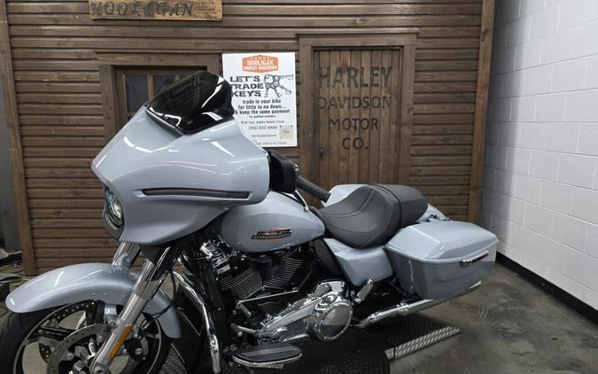 2025 Harley-Davidson® Street Glide™ ATLAS SLV MTLIC/CHROME TRIM