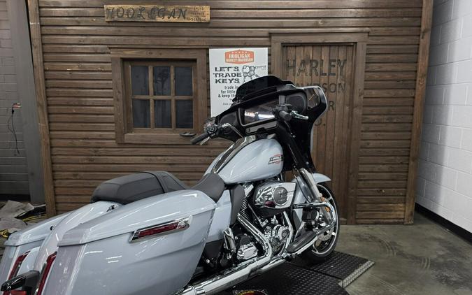 2025 Harley-Davidson® Street Glide™ ATLAS SLV MTLIC/CHROME TRIM