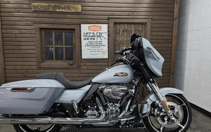 2025 Harley-Davidson® Street Glide™ ATLAS SLV MTLIC/CHROME TRIM