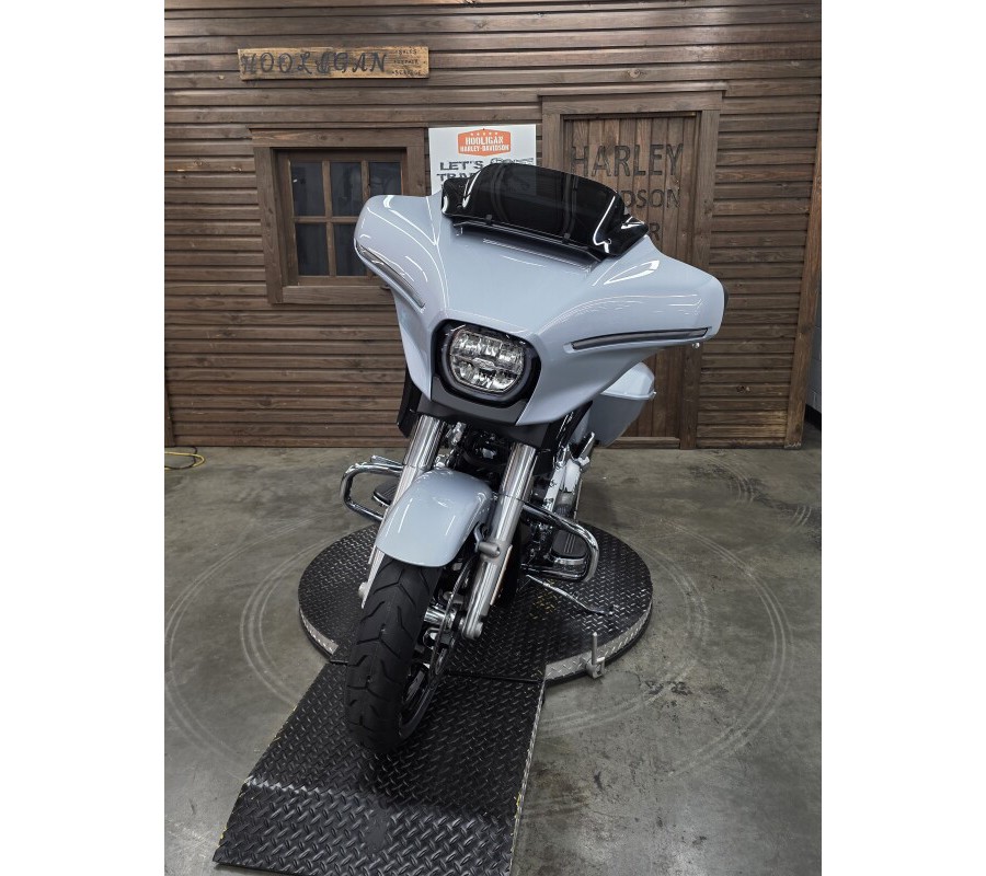 2025 Harley-Davidson® Street Glide™ ATLAS SLV MTLIC/CHROME TRIM