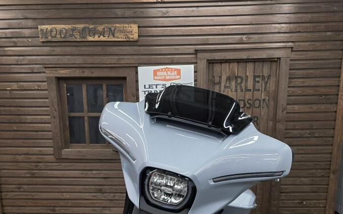 2025 Harley-Davidson® Street Glide™ ATLAS SLV MTLIC/CHROME TRIM