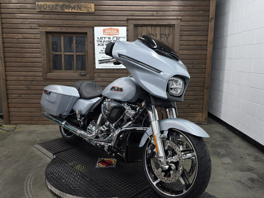 2025 Harley-Davidson® Street Glide™ ATLAS SLV MTLIC/CHROME TRIM