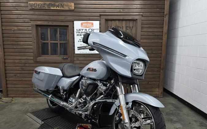 2025 Harley-Davidson® Street Glide™ ATLAS SLV MTLIC/CHROME TRIM