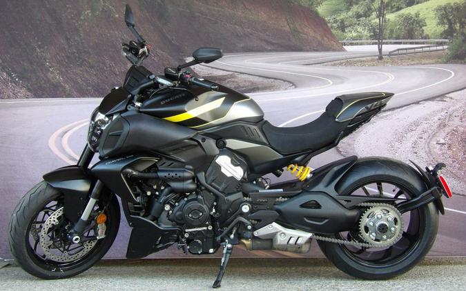 2026 Ducati Diavel V4 Black Roadster