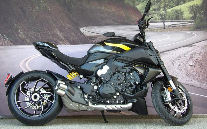 2026 Ducati Diavel V4 Black Roadster