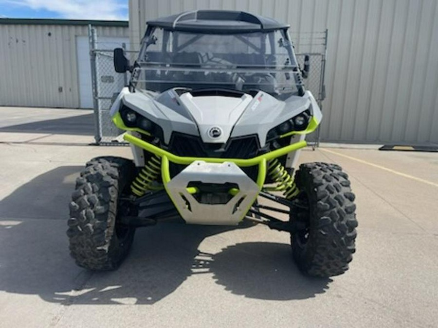 2016 Can-Am® Maverick MAX TURBO 1000R Turbo White, Light Grey & Manta Green