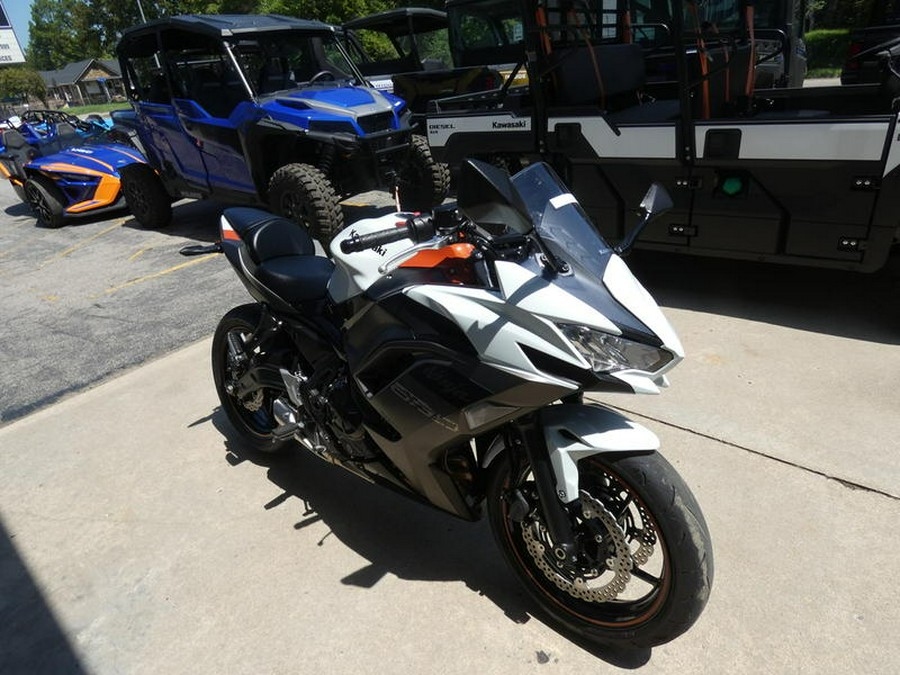 2023 Kawasaki Ninja® 650 Metallic Matte Graphenesteel Gray/Ebony