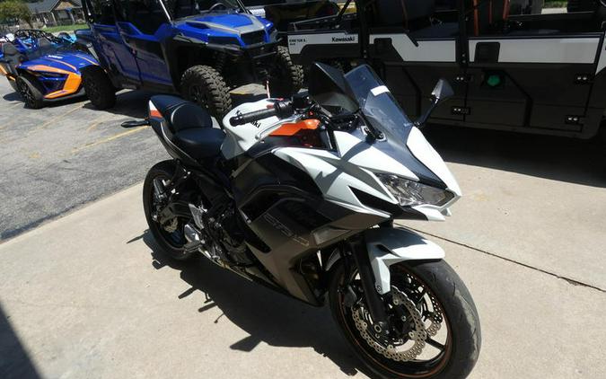 2023 Kawasaki Ninja® 650 Metallic Matte Graphenesteel Gray/Ebony