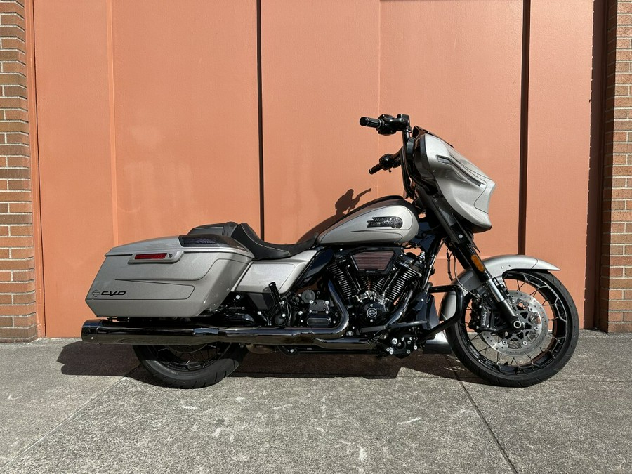 2023 Harley-Davidson CVO™ Street Glide Dark Platinum w/Pinstripe