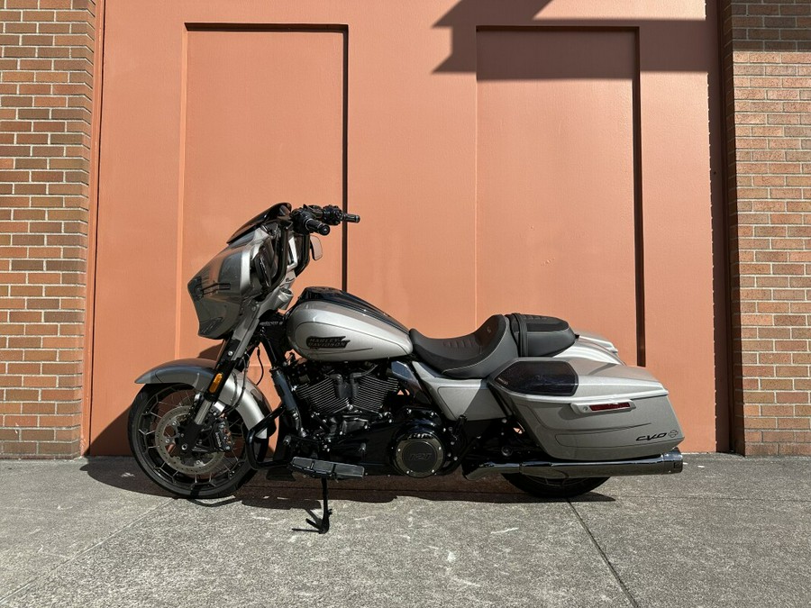 2023 Harley-Davidson CVO™ Street Glide Dark Platinum w/Pinstripe