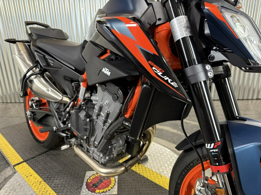 2023 KTM 890 Duke R