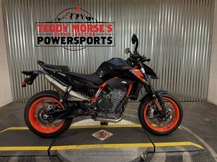 2023 KTM 890 Duke R