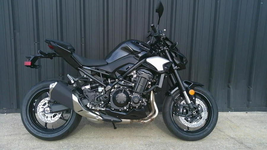 2025 Kawasaki Z900 ABS Metallic Spark Black/Metallic Carbon Gray