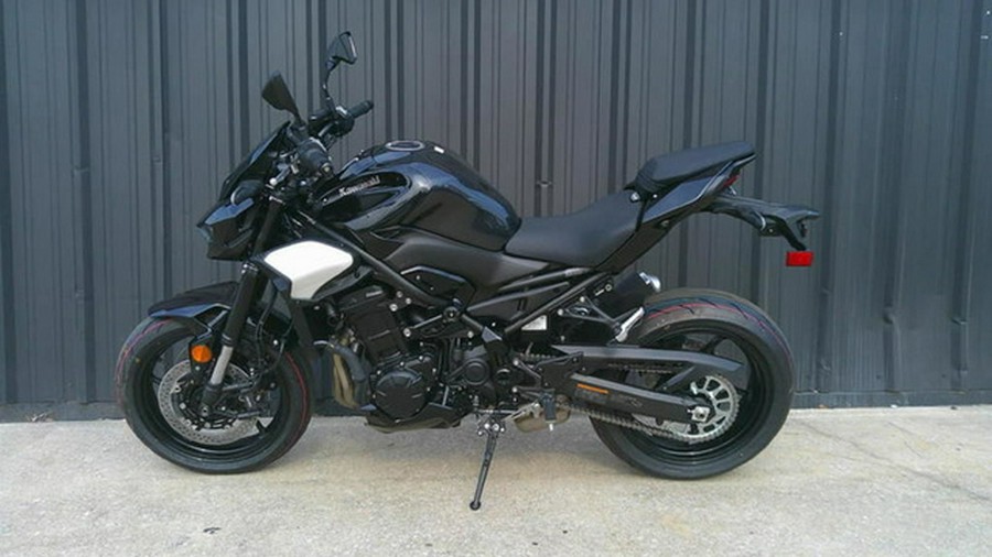 2025 Kawasaki Z900 ABS Metallic Spark Black/Metallic Carbon Gray