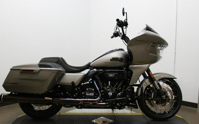 2023 Harley-Davidson® CVO™ Road Glide™ DARK PLATINUM