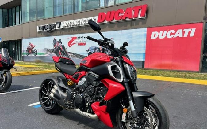 2023 Ducati Diavel V4 Ducati Red