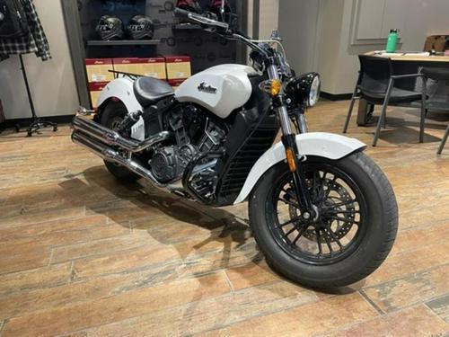 2019 Indian Scout Bobber vs. Triumph Bonneville Bobber Black: Comparison Review